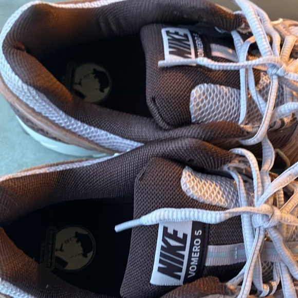 Nike Running Shoes with Brown and Cream Accents Vomero 5 - Picture 4 of 6